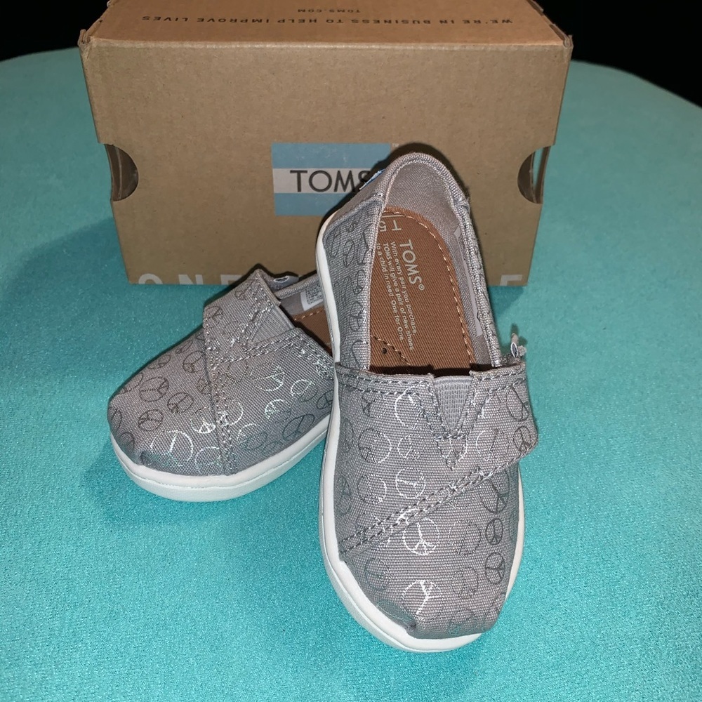 TOMS NWT Classic Drizzle Grey Foil Peace Signs 5